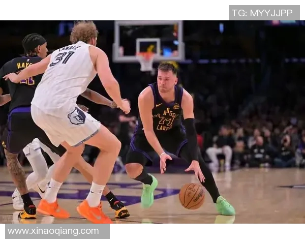 灰熊与湖人精彩对决CCTV全程直播带你感受篮球魅力与激情碰撞